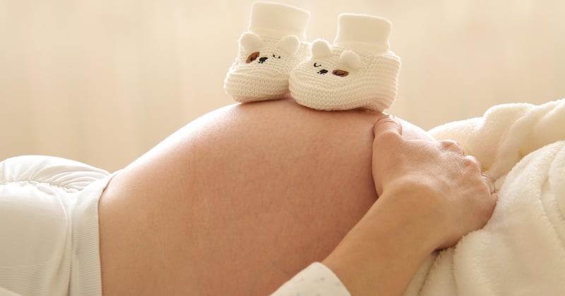 Portage physiologique : les bienfaits essentiels pour le développement de bébé