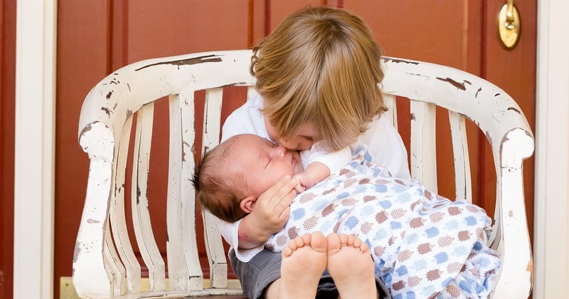 Gérer la rivalité entre frères et sœurs après l'arrivée du deuxième enfant